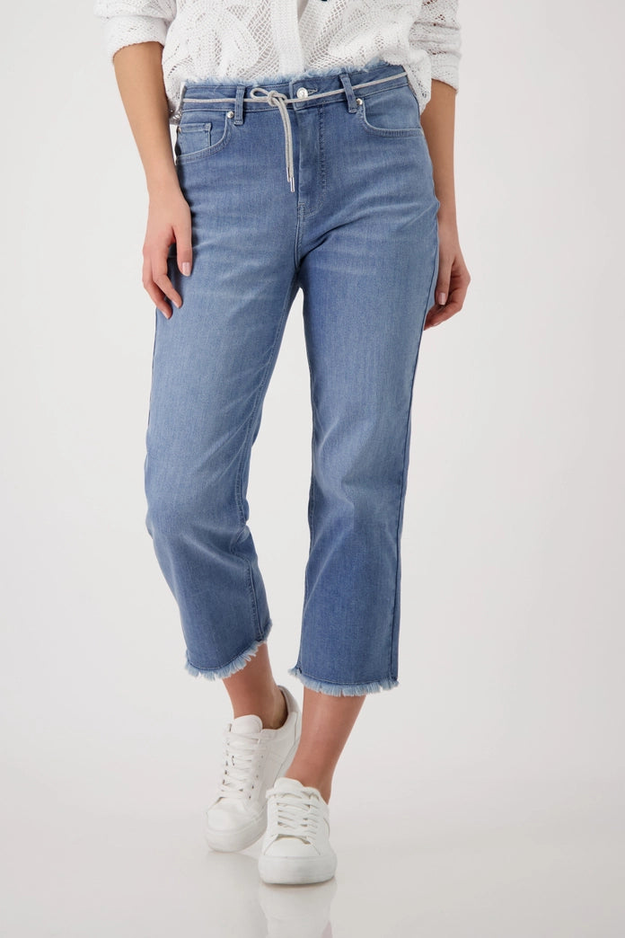 Straight-leg jeans with frayed details