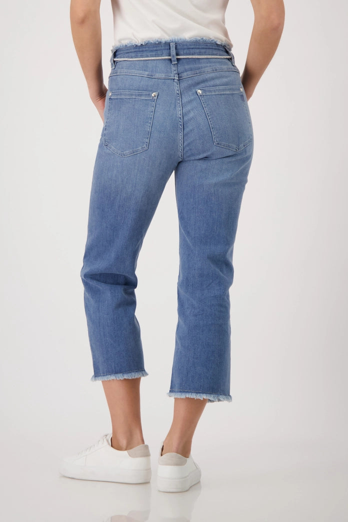 Straight-leg jeans with frayed details
