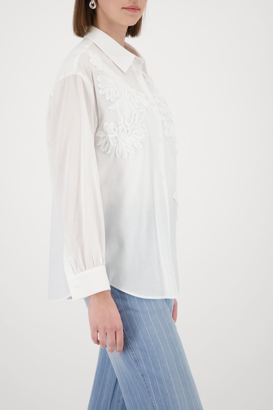 Blouse with flower embroidery