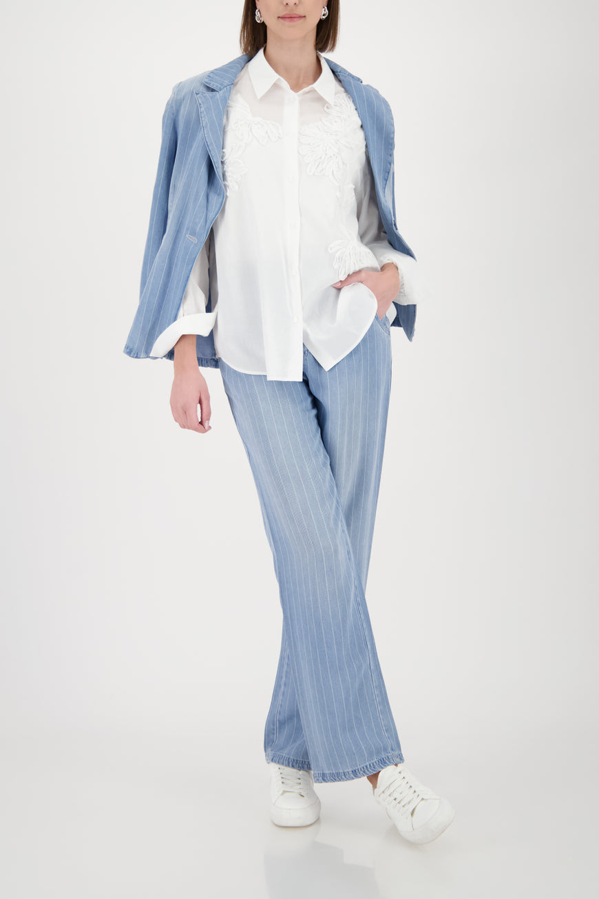 Blouse with flower embroidery